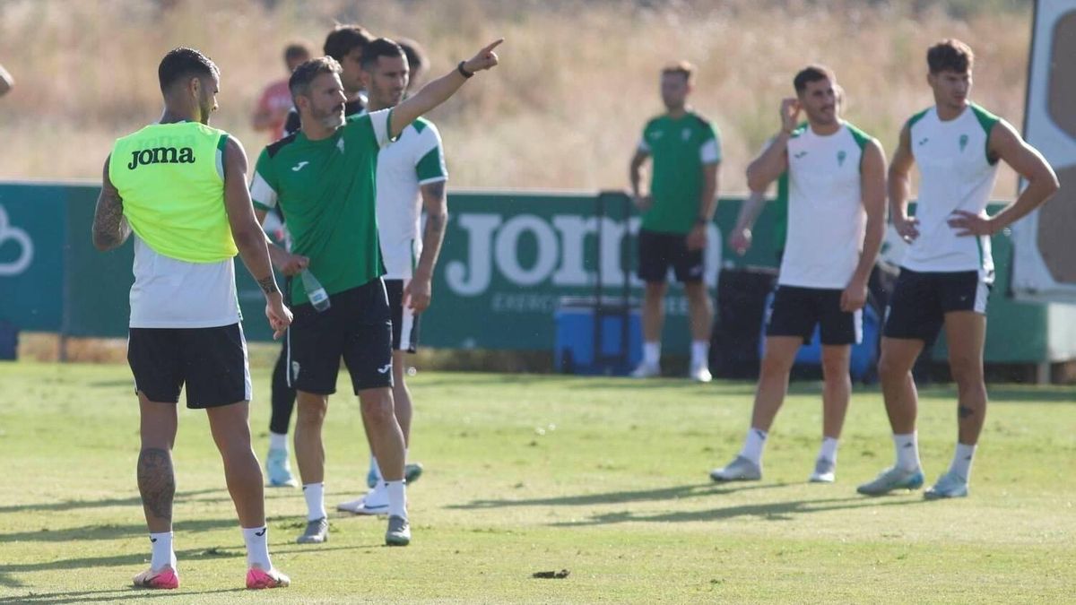 Iván Ania da instrucciones en un entrenamiento de la pretemporada.