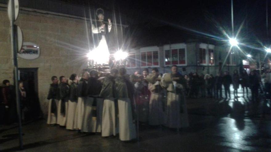 Un momento de la procesión. // FdV