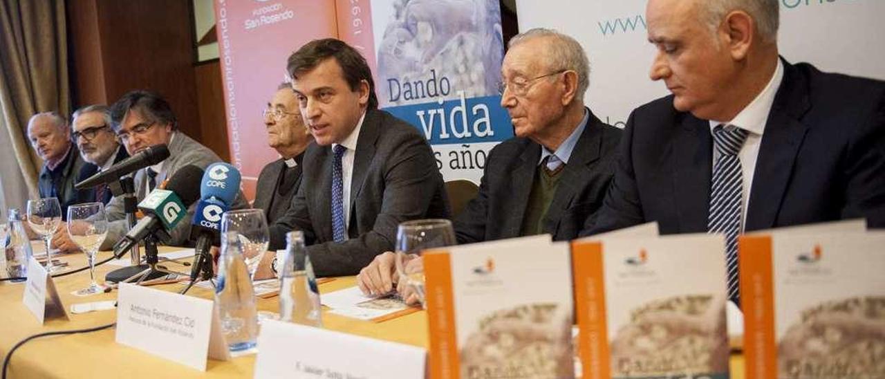 Benigno Moure y José Luis Gavela, en el centro, ayer con el resto de miembros del patronato. // Brais Lorenzo