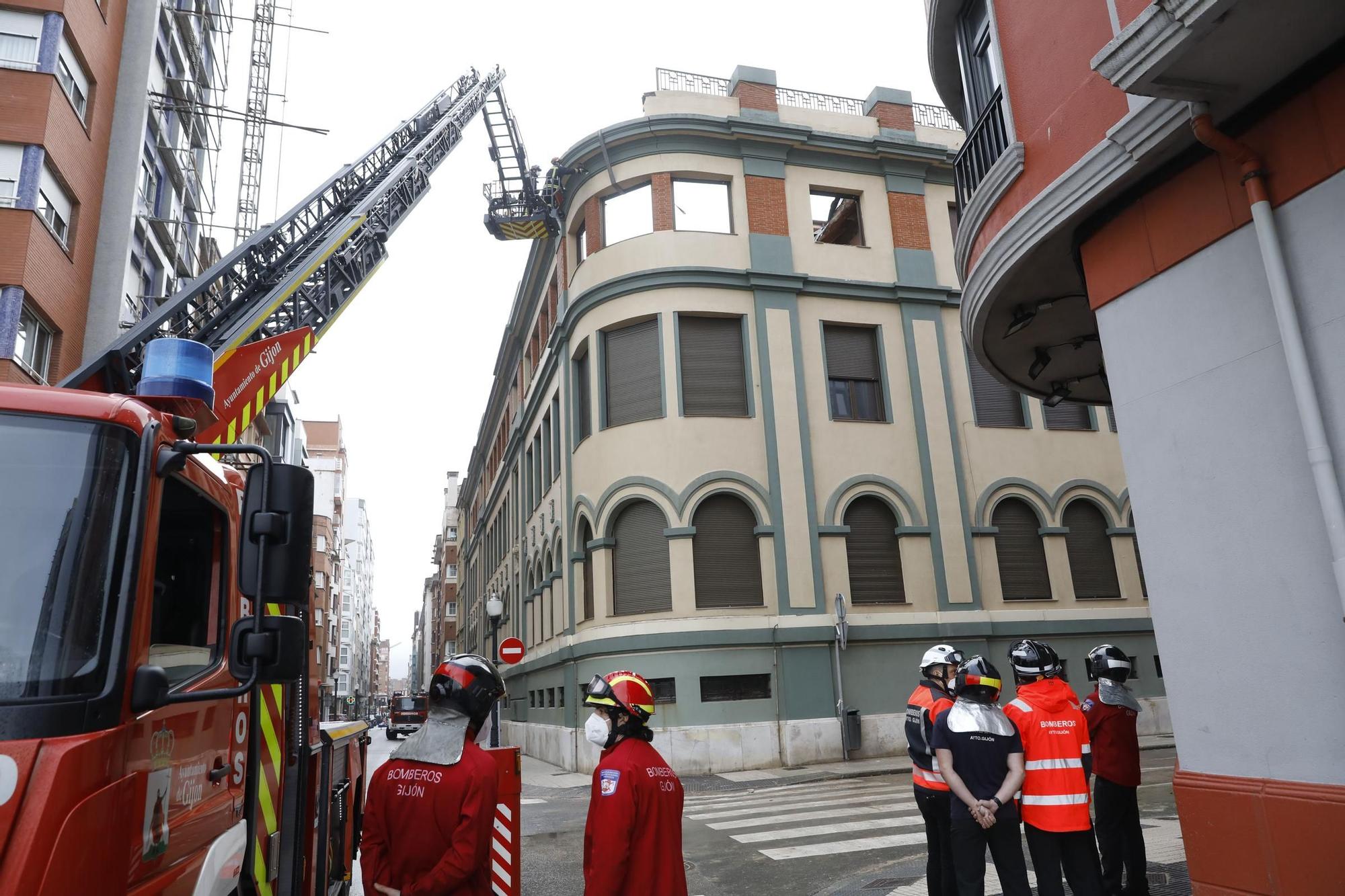 Los bomberos refuerzan la estructura del colegio San Vicente