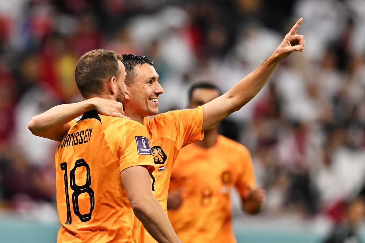 Al Khor (Qatar), 29/11/2022.- Steven Berghuis of the Netherlands celebrates scroring the 3-0 goal, that was later disallowed by the VAR due to a handball by Cody Gakpo of the Netherlands, during the FIFA World Cup 2022 group A soccer match between the Netherlands and Qatar at Al Bayt Stadium in Al Khor, Qatar, 29 November 2022. (Balonmano, Mundial de Fútbol, Países Bajos; Holanda, Catar) EFE/EPA/Noushad Thekkayil