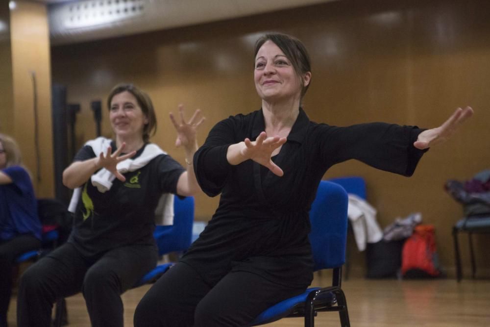 Bailarines de la compañía neoyorquina de Mark Morris imparten una clase en Oviedo para mejorar el equilibrio y la flexibilidad de enfermos con temblores