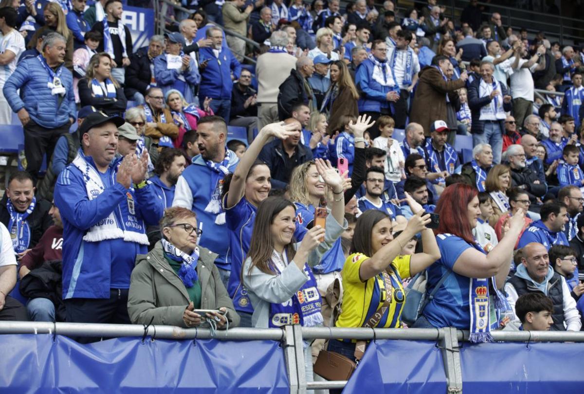La afición del Oviedo, ayer, en las gradas del Tartiere.