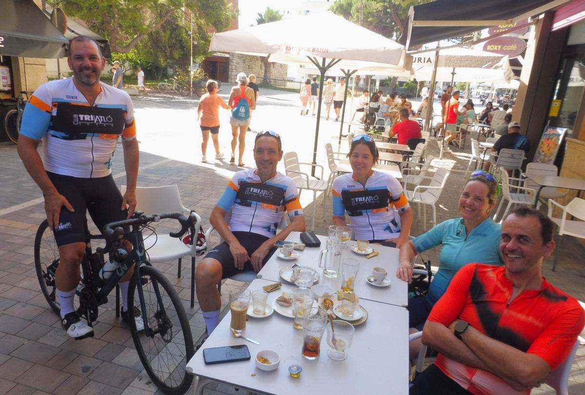 Grupo de ciclistas llegados de Sueca.
