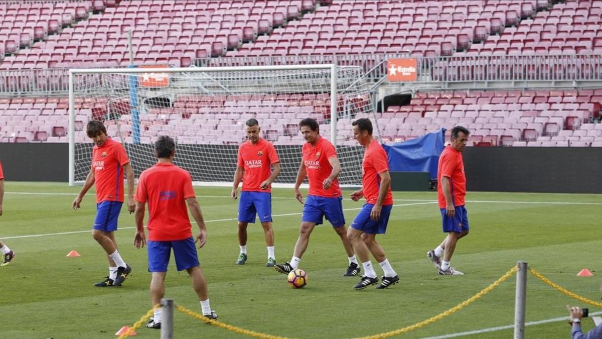 Goiko (de espaldas), Salinas, Carreras, Popescu, Dehu y Quique Estebaranz, en el Camp Nou.