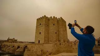 La calima vuelve a cubrir Córdoba con un cielo amarillento