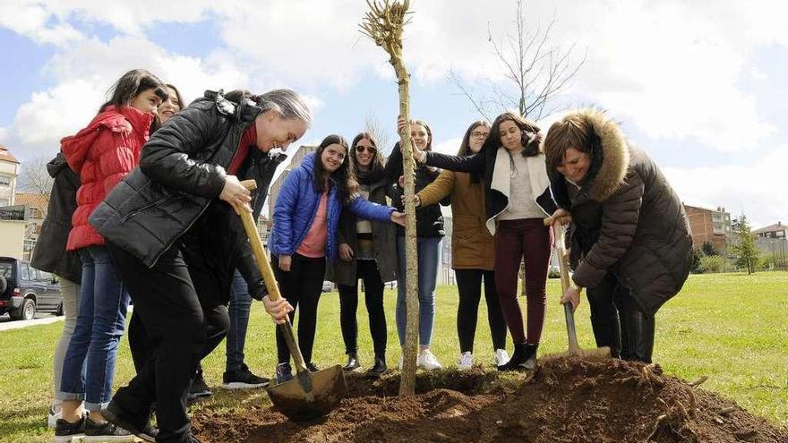 Gracia Santorum, profesora del centro, y Celia Alonso ayudan a plantar un arbol. // Bernabé/Luismy