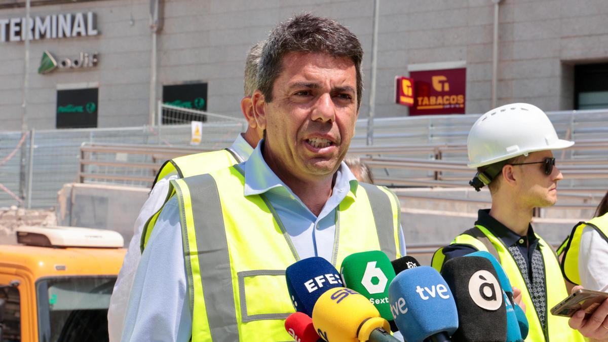 El presidente de la Generalitat, Carlos Mazón, atiende este lunes a los medios en Alicante