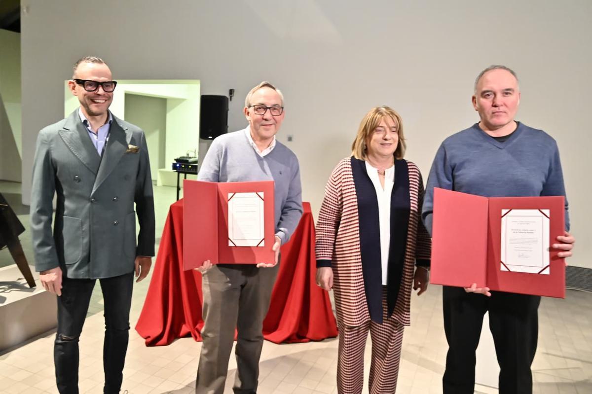 Los premiados con Pedro Olloqui y Tomasa Hernández en el IAACC Pablo Serrano de Zaragoza.