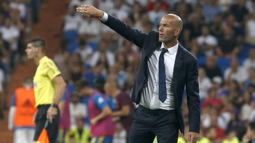 Zinedine Zidane da instrucciones durante un partido en el Santiago Bernabéu.