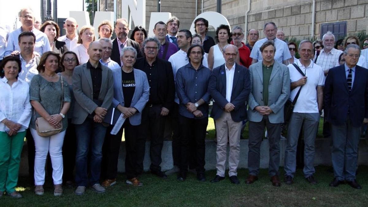 Miembros de la Plataforma d'Entitats Culturals y representantes de algunas instituciones adheridas, en la presentación del manifiesto.