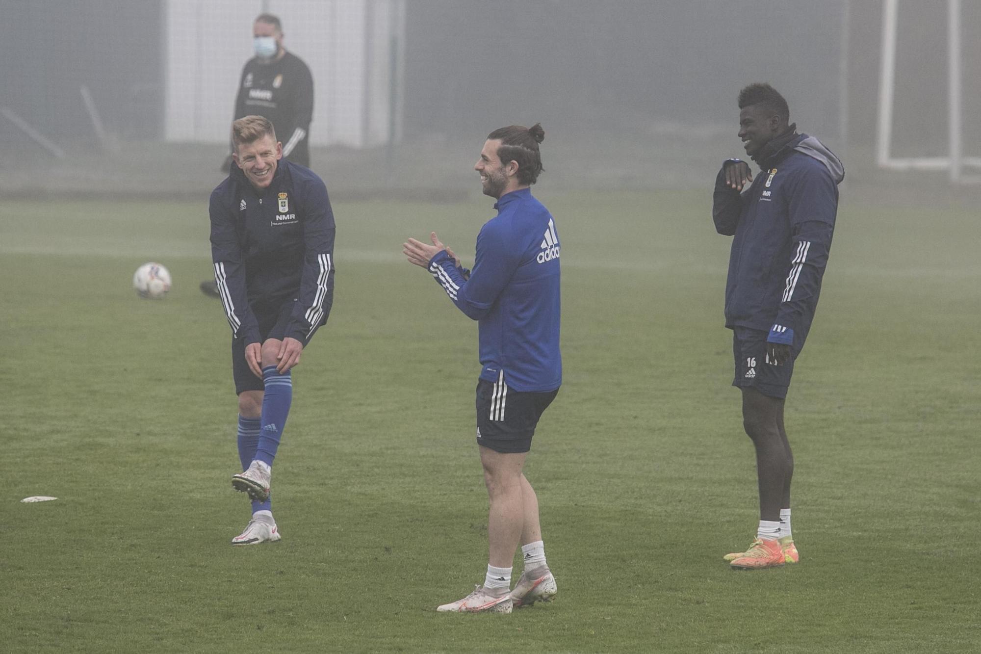 El entrenamiento del Oviedo en mitad de la niebla