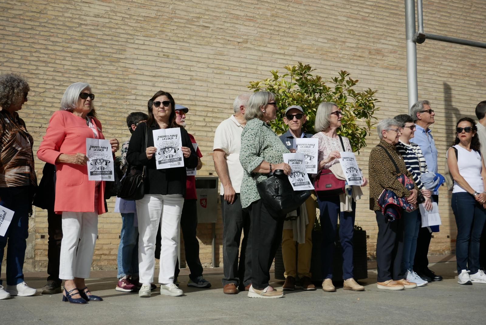 En imágenes | El abrazo a la Lonja de Zaragoza