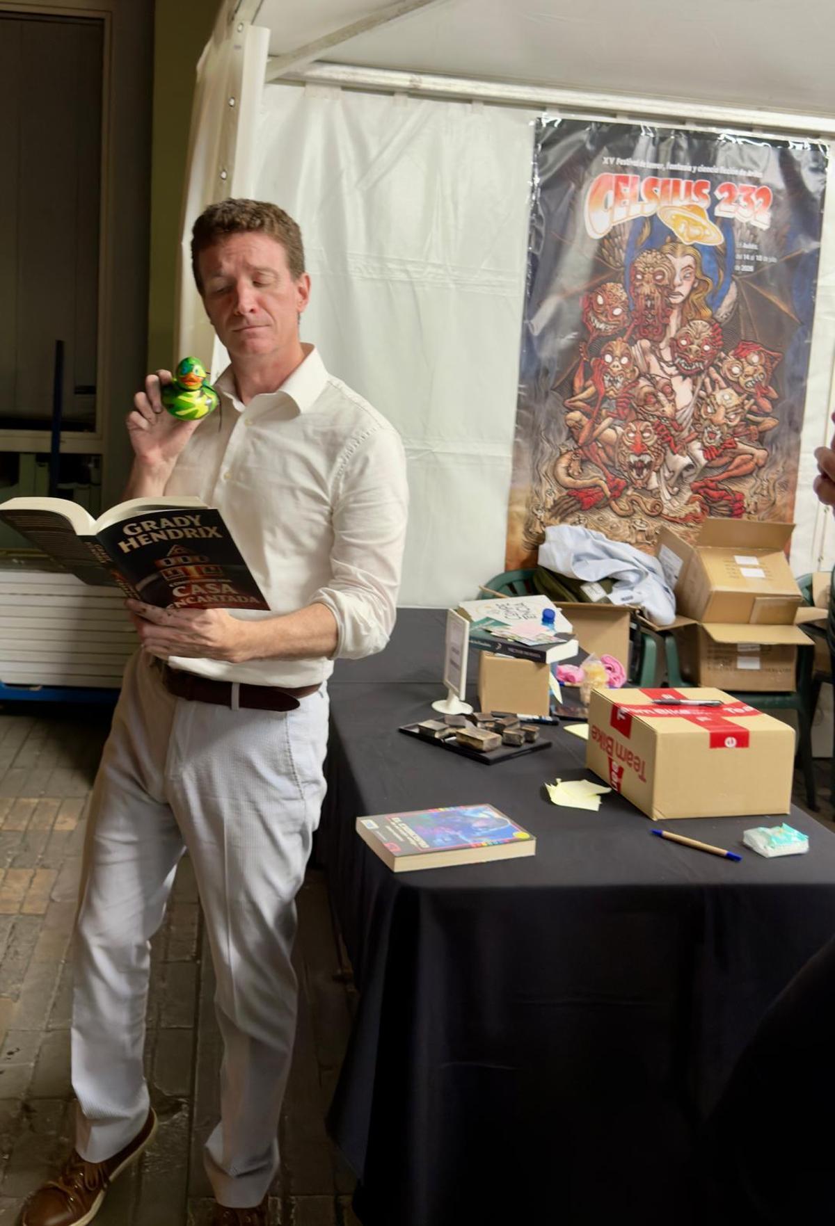 Grady Hendrix, tras cuatro horas y cuarto firmando ejemplares de sus libros en Avilés
