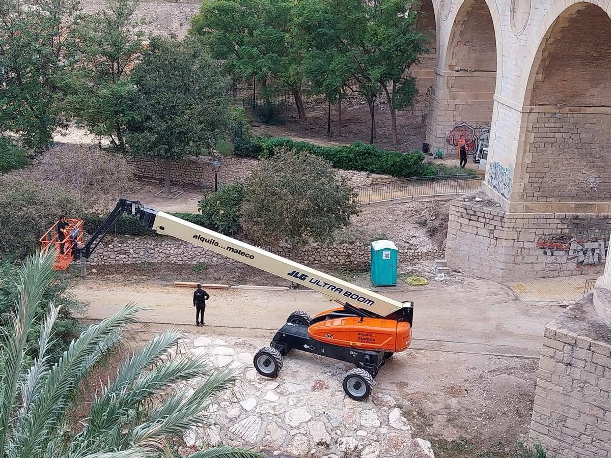 Maquinaria en la zona donde se iniciarán las obras del puente de La Vila.