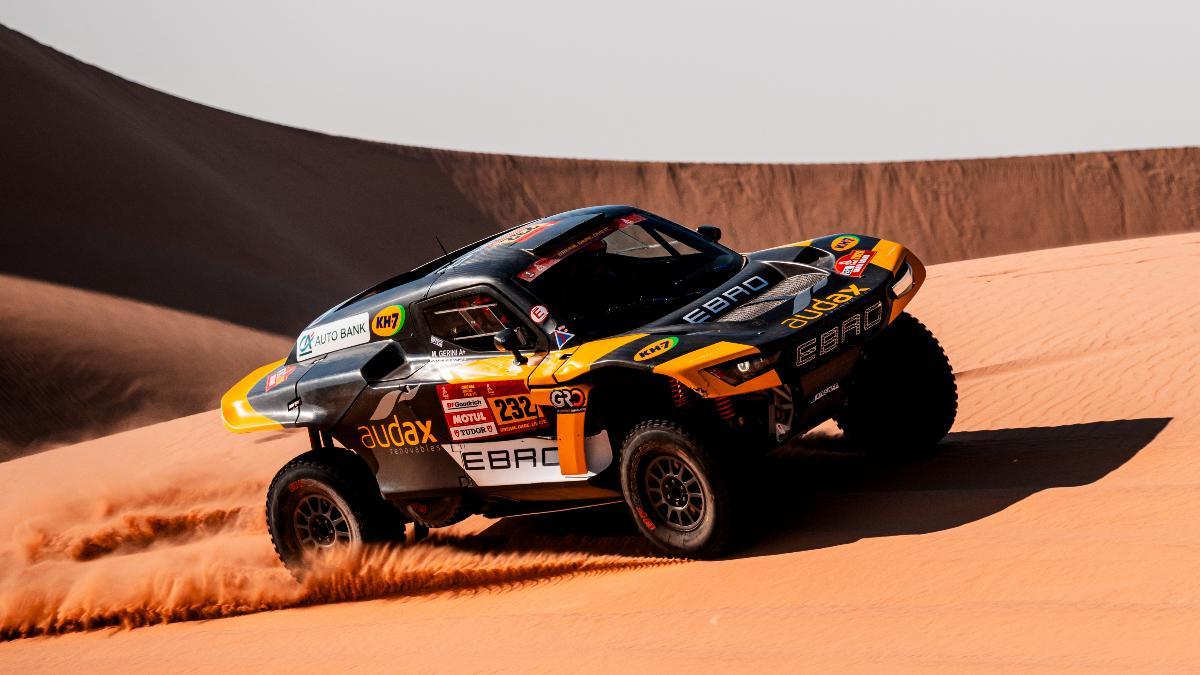 Laia Sanz, con el coche de Ebro en el Dakar