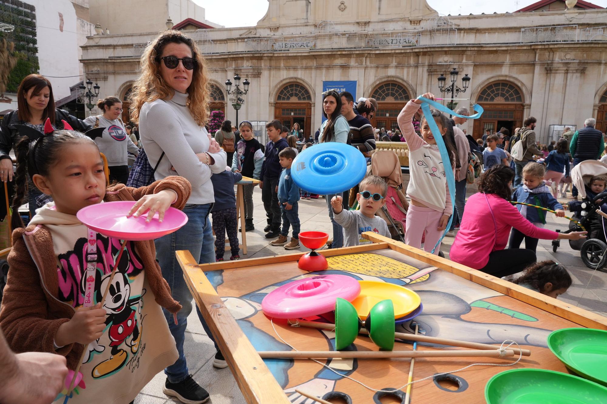 Galería de fotos: Los más pequeños se divierten jugando en la Plaza Mayor de Castelló