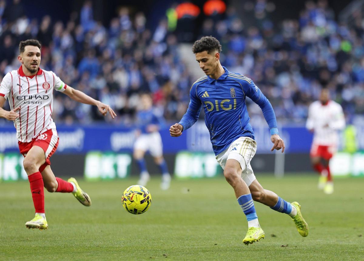 Ilyas Chaira conduce el balón en el partido contra el Girona que se disputó en el Carlos Tartiere.