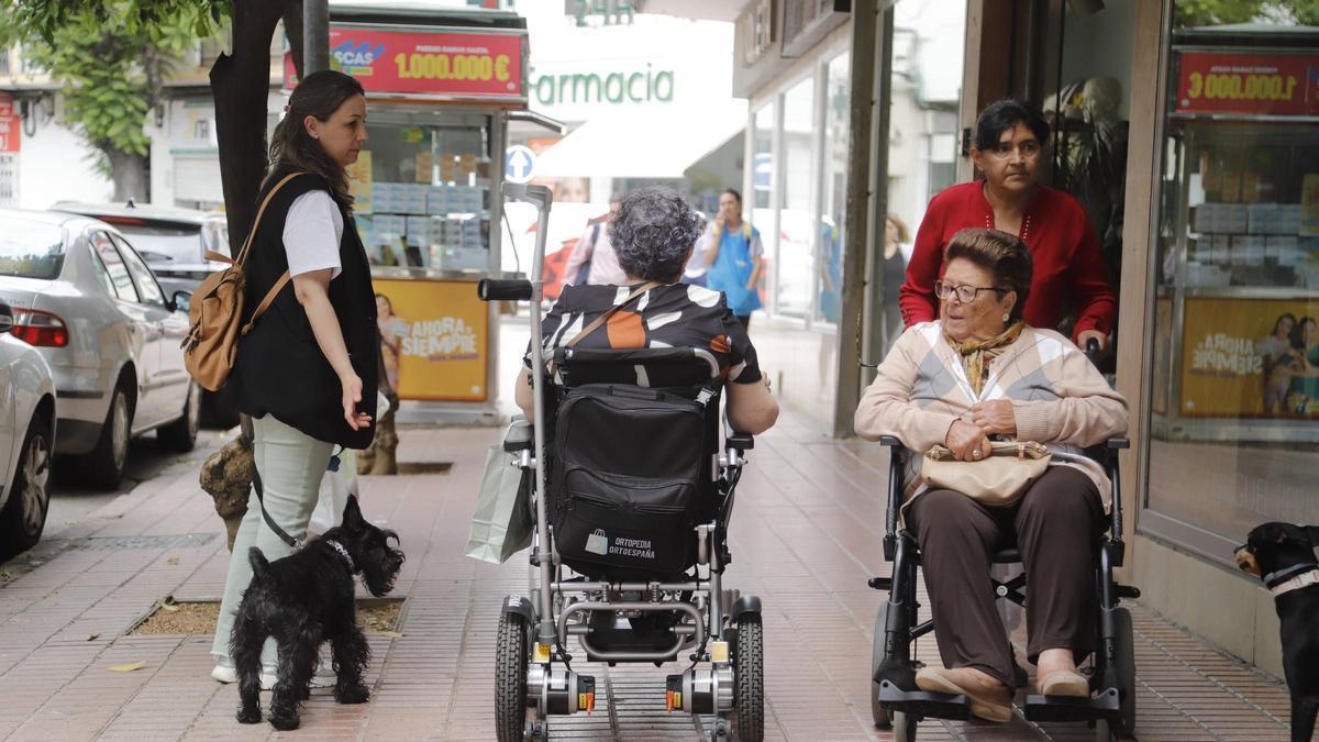 Dos personas con movilidad reducida, en una calle de Córdoba.