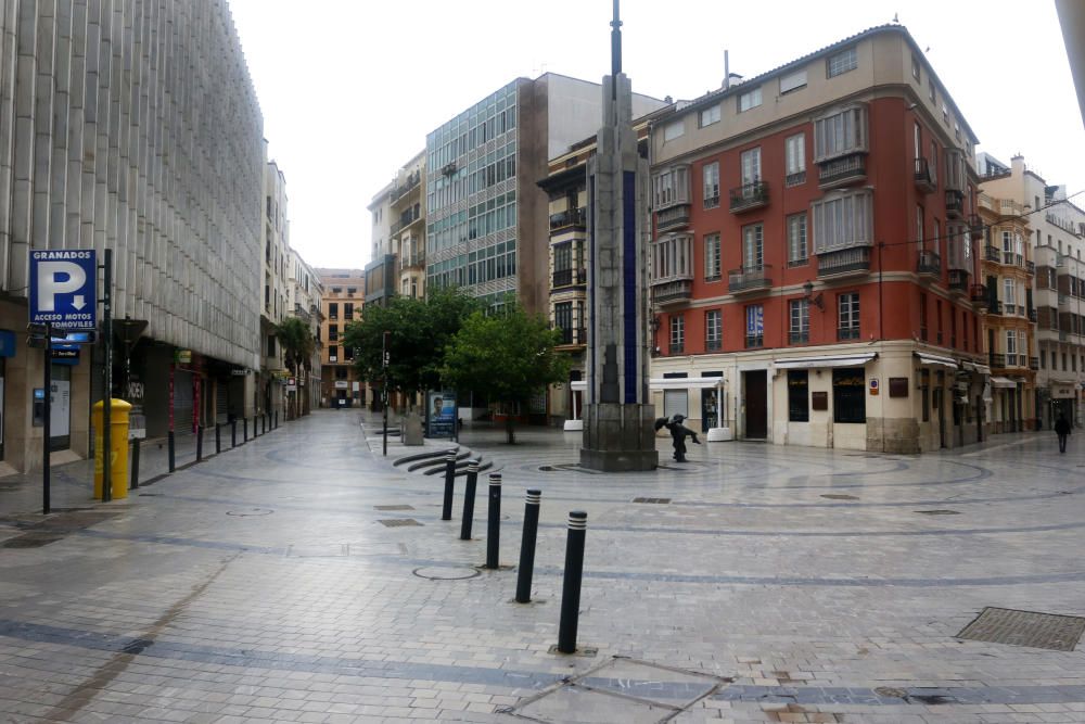 Más de un mes de confinamiento domiciliario y Málaga sigue repitiendo la estampa de las últimas semanas. Calles vacías, comercios cerrados, apenas personas por la calle, siempre con mascarilla, y la poca actividad que se aprecia en un control policial en pleno Paseo de los Curas...