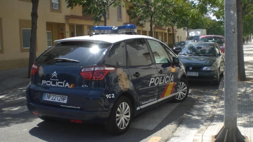 Un coche de Policía por el barrio de es Vivero.