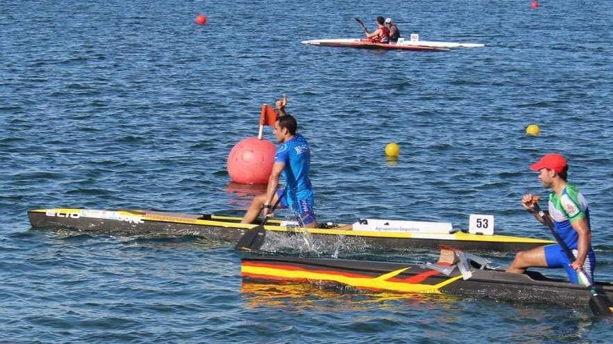 Tono Campos en el momento de cruzar la meta como campeón de España en C-1. // FDV