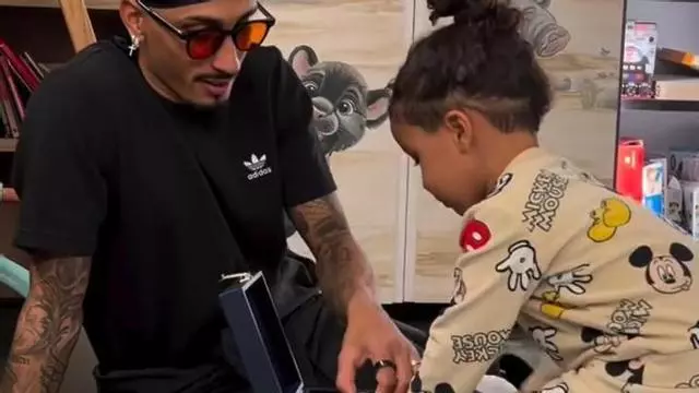 El momento más tierno de Raphinha tras el 7-2: su hijo se lleva el MVP