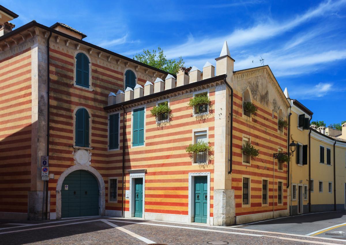 Colorido edificio en Bardolino.
