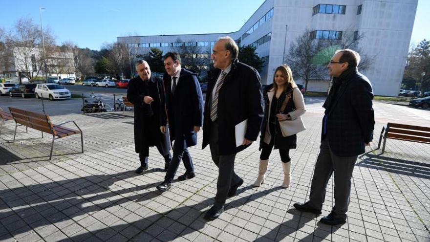 Reigosa recibió ayer al conselleiro Román Rodríguez en el campus pontevedrés. |   // GUSTAVO SANTOS