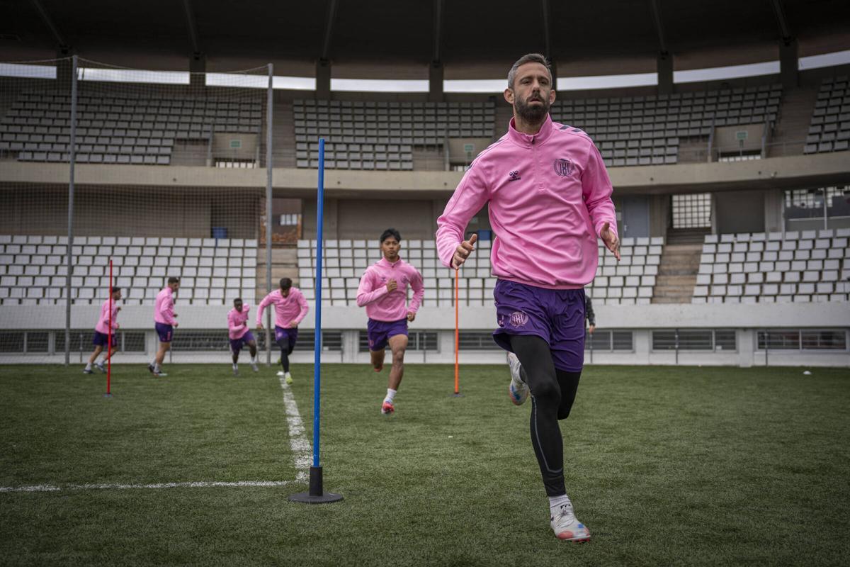 Barcelona. 11 de diciembre del 2025. Reportatge CE L'Hospitalet, fotografias del entreno, retratos del capitán, Cristian Gómez, y del director deportivo, Javier de San Nicolás. Fotos de Sandra Roman.