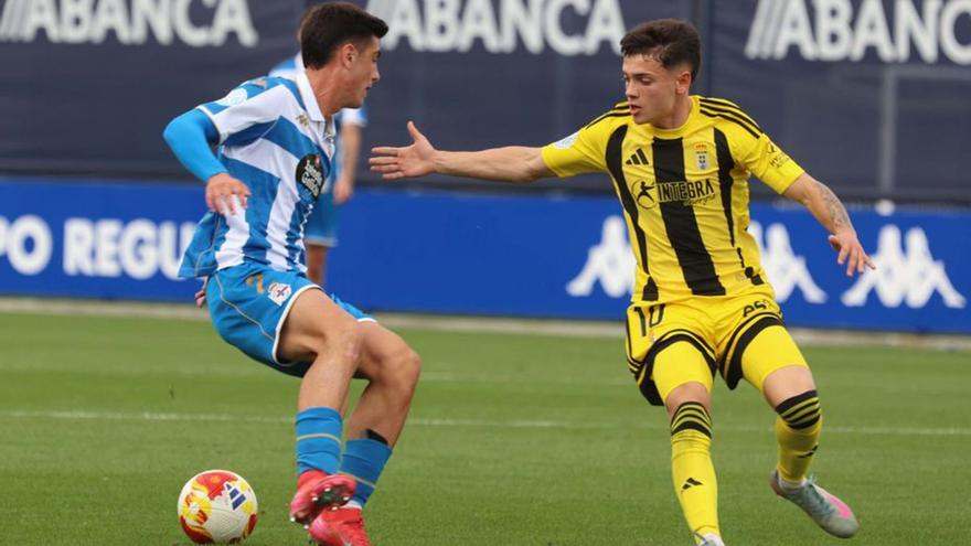 Quique Teijo recorta ante un jugador del Oviedo Vetusta.