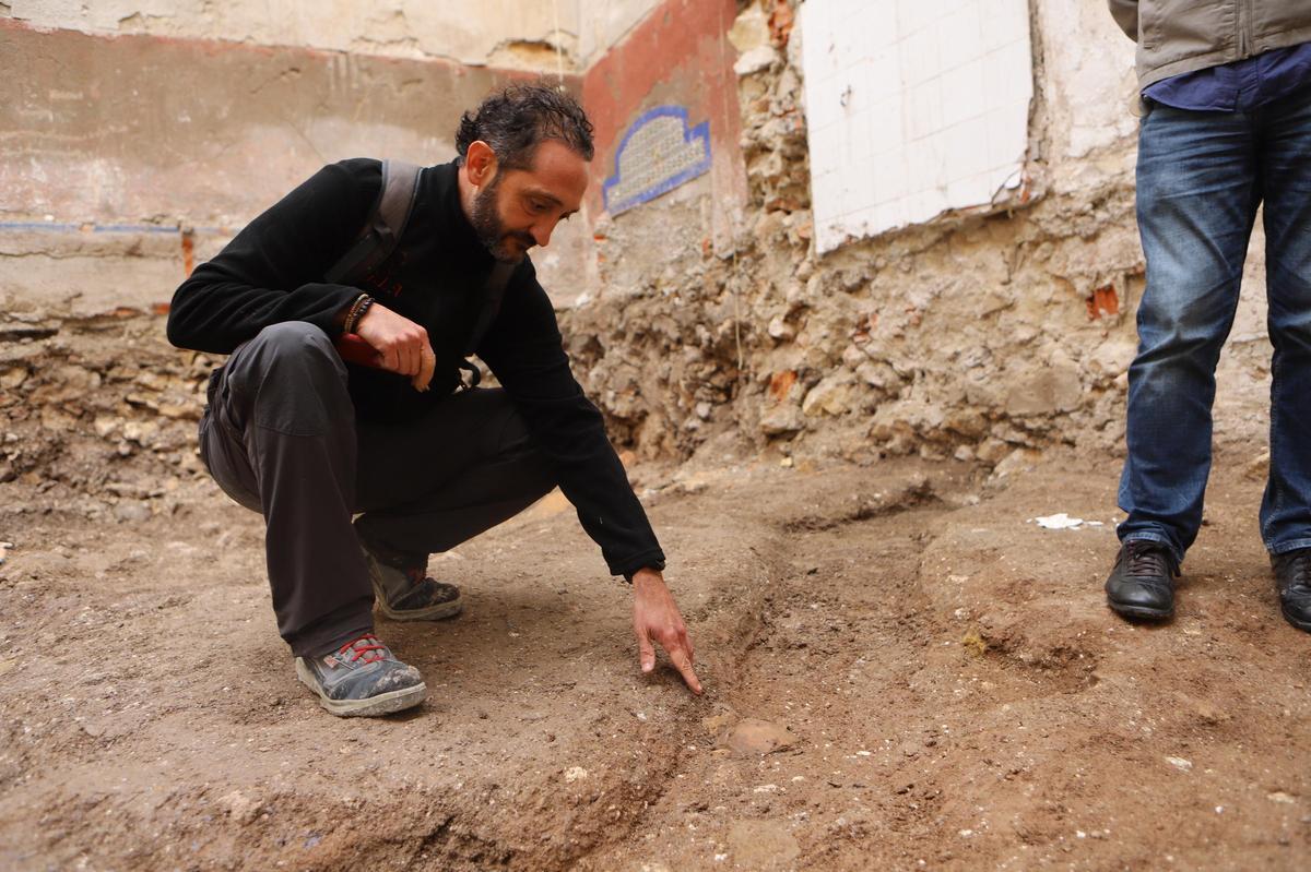 López señala un cráneo aparecido durante la excavación de la calle Alburquerque.