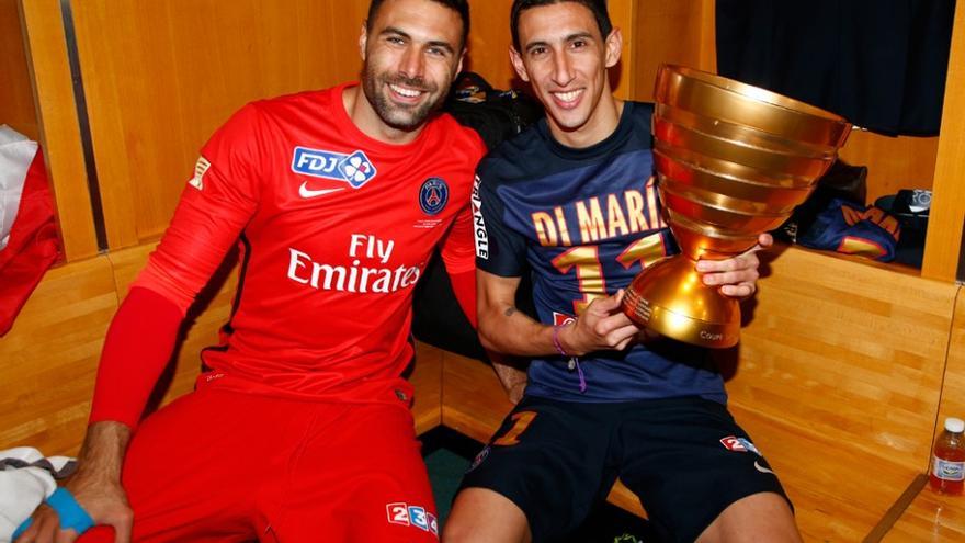 Sirigu celebra uno de sus títulos con el PSG junto a Di María. / PSG