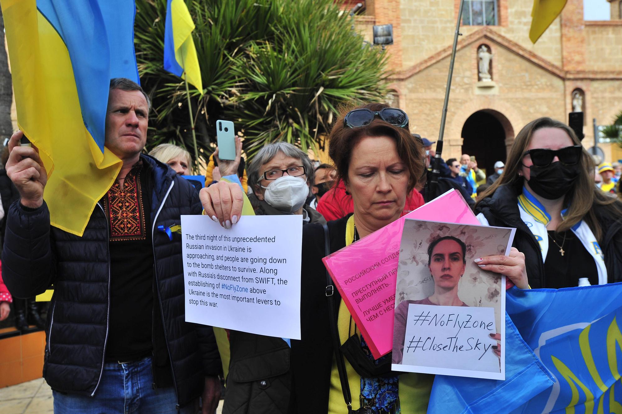 Un millar de personas se manifiesta en Torrevieja contra la invasión de Ucrania