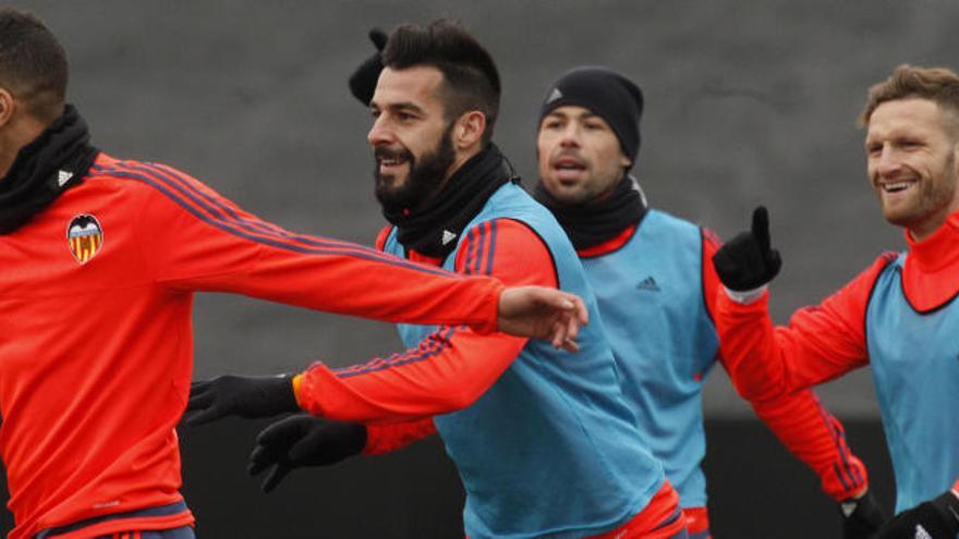 Buen ambiente en el entrenamiento del Valencia CF