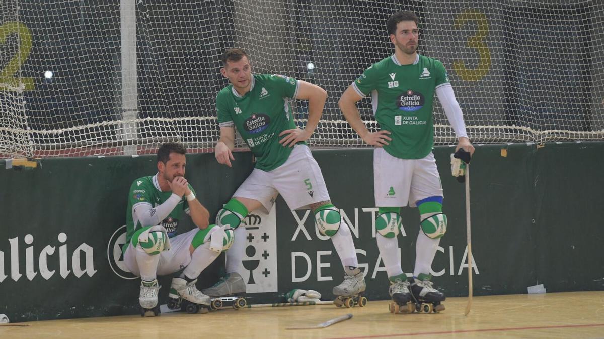Toni Pérez, César Carballeira y Nuno Paiva se lamentan tras perder la OK Liga frente al Igualada.