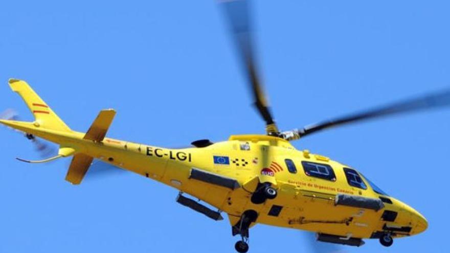Rescatan en helicóptero un herido en una playa de difícil acceso de La Oliva