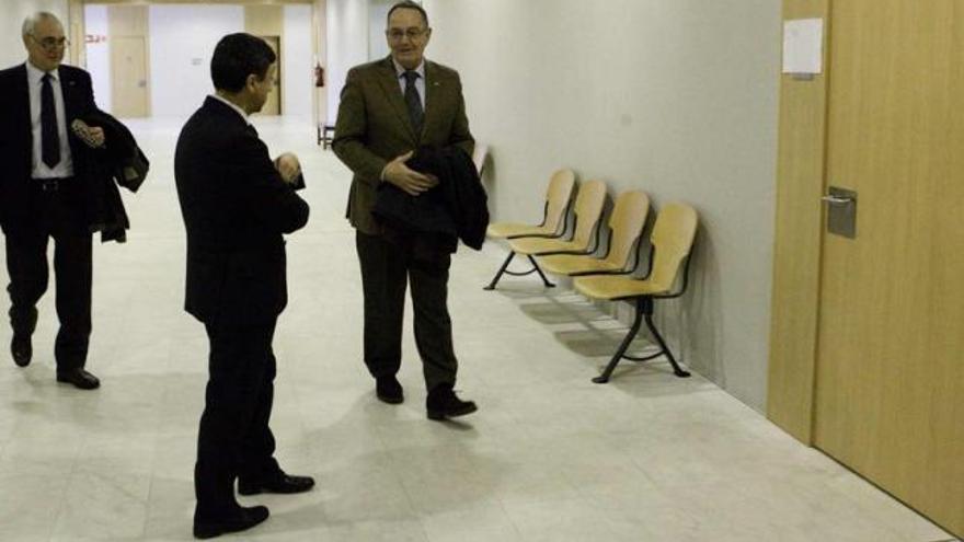 De izquierda a derecha, Armando Menéndez, Jesús Martínez y Enrique Tamargo, antes de entrar en la sala de vistas.