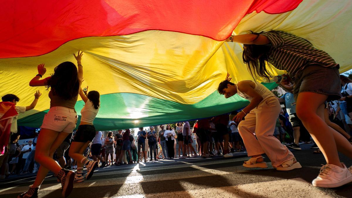 Varias personas durante la manifestación del Orgullo LGTBI+ de 2023 en Valencia.