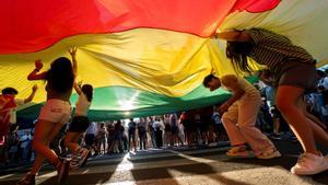 Archivo - Varias personas durante la manifestación del Orgullo LGTBI+, a 24 de junio de 2023, en Valencia