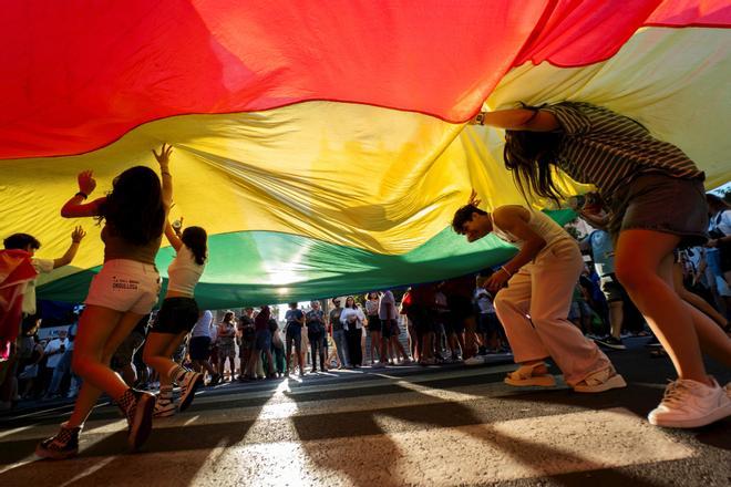 Archivo - Varias personas durante la manifestación del Orgullo LGTBI+, a 24 de junio de 2023, en Valencia