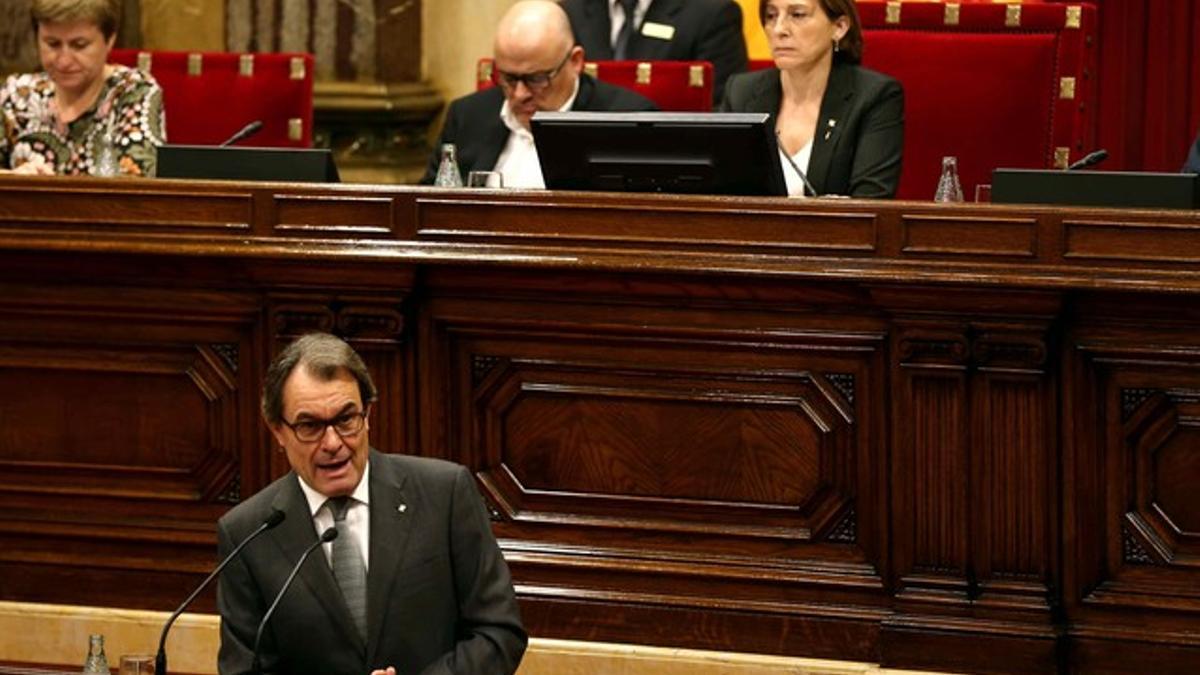 Artur Mas, este jueves, en el pleno de investidura. Tras él, los miembros de la Mesa.