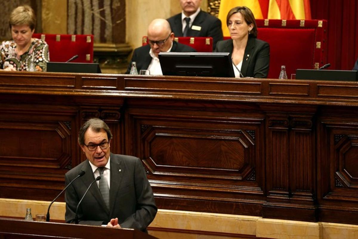 Artur Mas, aquest dijous, en el ple d’investidura. Darrere seu, els membres de la Mesa.