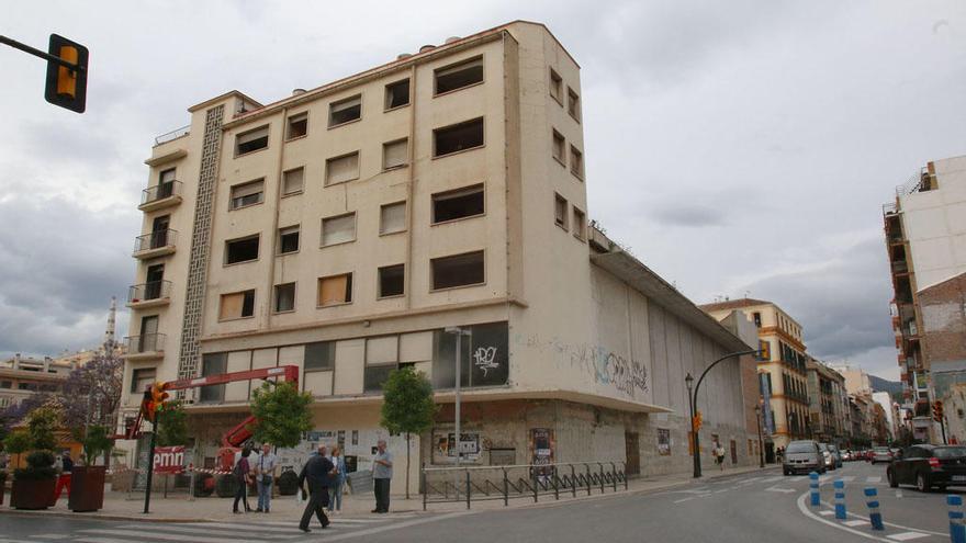 Esta estampa de abandono de la manzana de los cines continuará un tiempo aún indefinido.