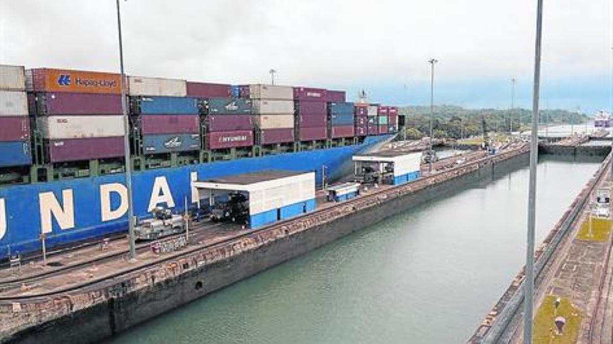 Un barco cruza en dirección al Pacífico las esclusas del Atlántico a través del viejo trayecto del canal.