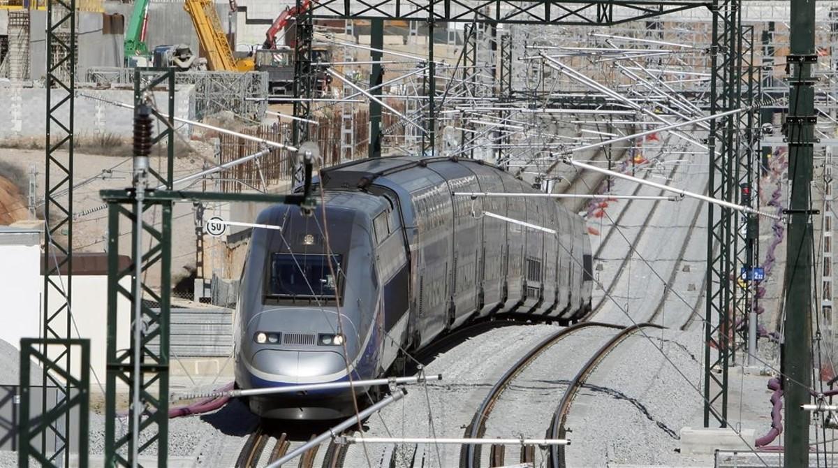 Un TGV llega a la estacion de la Sagrera procedente de Francia. 