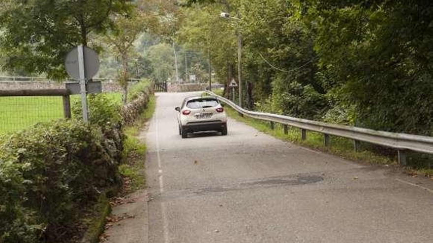 Un vehículo circula por las cercanías de Soto de Agues.