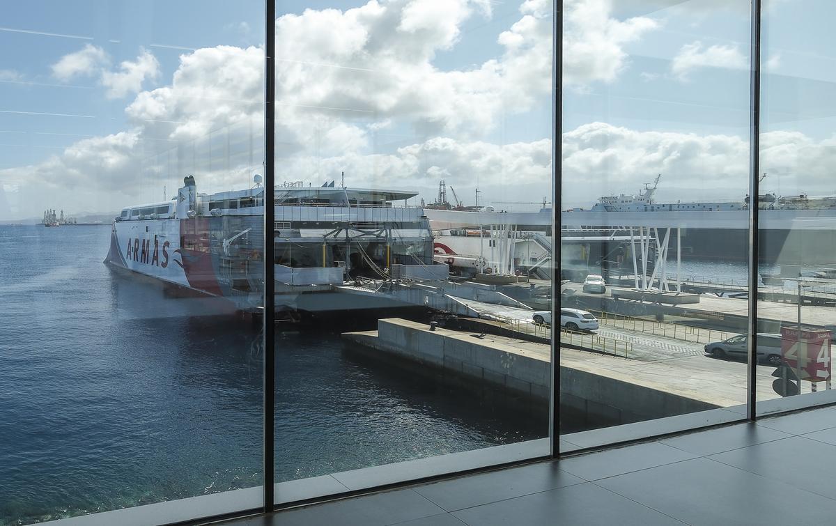 Operación retorno en la terminal de Armas-Trasmediterránea en el Puerto de Las Palmas