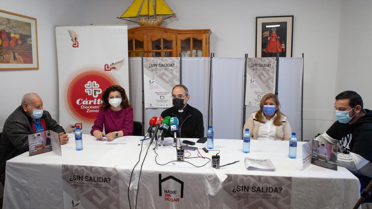 Desde la izquierda José, Maria León, Antonio Jesús Martín de Lera, Miriam y Rubén, en la Casa Betania