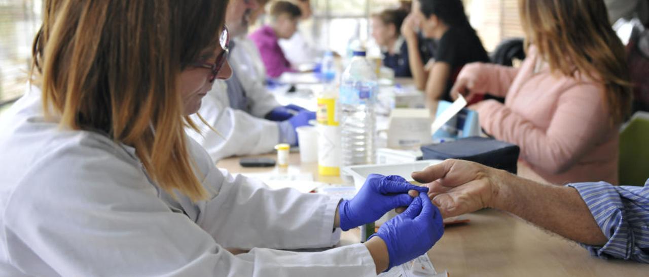 Sanitarios del Hospital General de Elche realizaron pruebas preventivas y actividades deportivas.